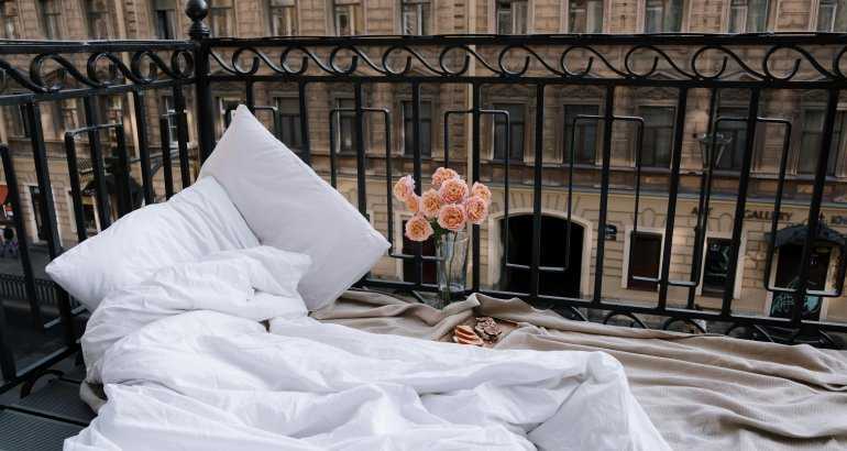 Wie draagt de kosten voor het vernieuwen van de vloer op een balkon in een flatgebouw?