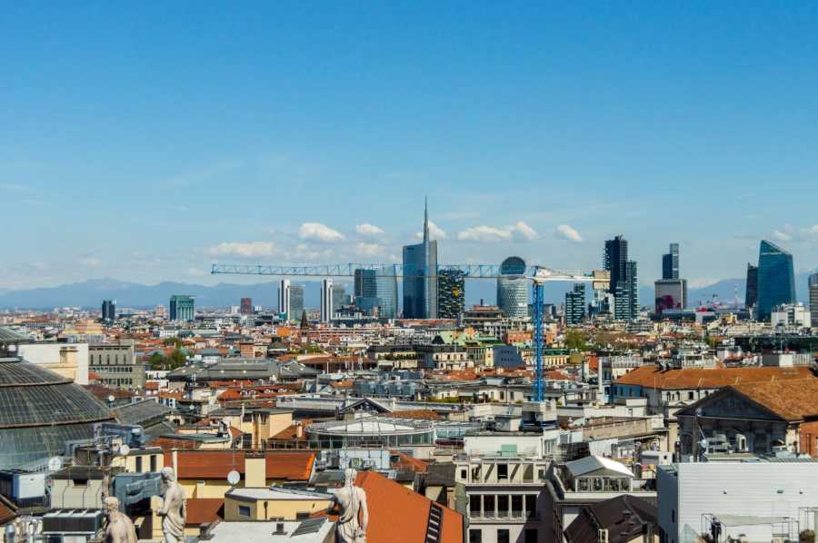 Nieuwe vastgoedmarkt in Italië: prijzen zijn met 4,9% gestegen in de eerste helft van 2026. De verkoop van nieuwe huizen vertoonde een geweldige dynamiek in het eerste kwartaal (+8,6% in heel Italië). Milaan en Rome bevestigden hun reputatie als duurste steden, terwijl Bologna een historische groei liet zien zowel in prijzen (+8,4%) als in transact