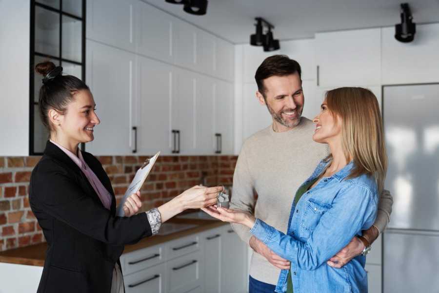 Hoe u op een veilige manier een flat met een lening kunt aanschaffen en vermijdt dat u zonder geld achterblijft: gevaren en raad van een notaris.