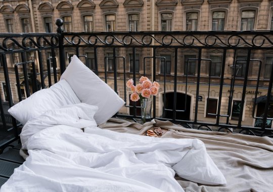Wie draagt de kosten voor het vernieuwen van de vloer op een balkon in een flatgebouw?