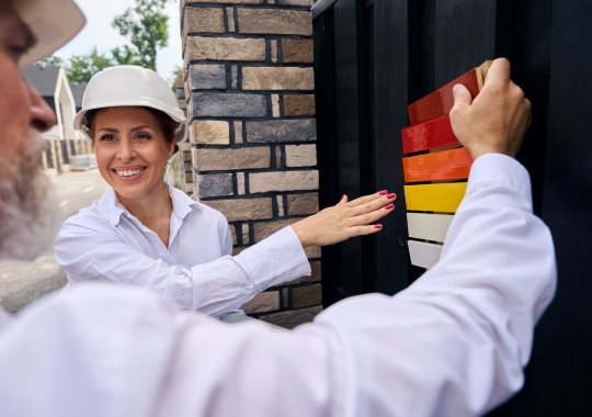 Het schilderen van de buitenkant van een constructie in Italië.