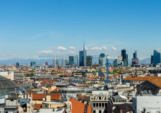 Nieuwe vastgoedmarkt in Italië: prijzen zijn met 4,9% gestegen in de eerste helft van 2026. De verkoop van nieuwe huizen vertoonde een geweldige dynamiek in het eerste kwartaal (+8,6% in heel Italië). Milaan en Rome bevestigden hun reputatie als duurste steden, terwijl Bologna een historische groei liet zien zowel in prijzen (+8,4%) als in transact