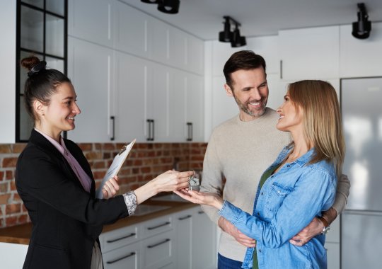 Hoe u op een veilige manier een flat met een lening kunt aanschaffen en vermijdt dat u zonder geld achterblijft: gevaren en raad van een notaris.