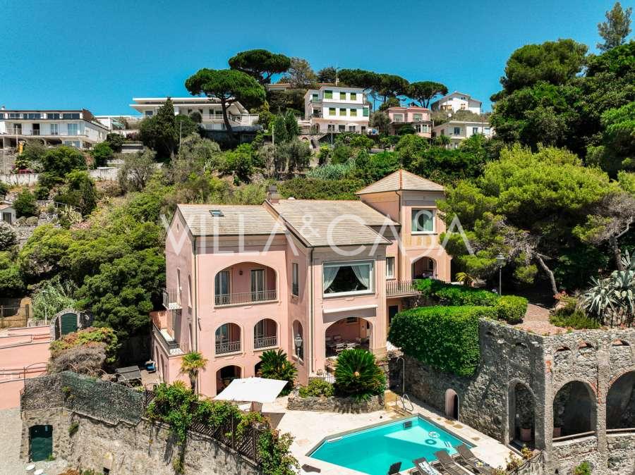 Villa in vendita sulla prima linea costiera in Liguria.