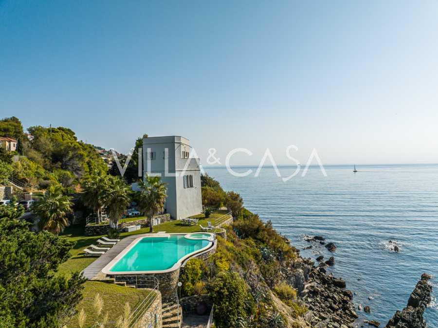 Villa met privéstrand in Ligurië.