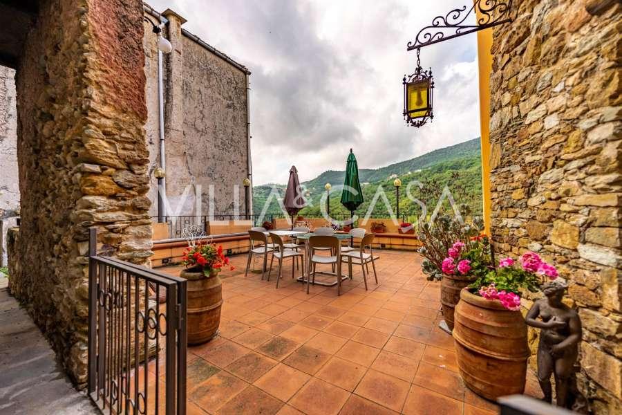 Villa di 450 m2 a Noli con vista sulle montagne.