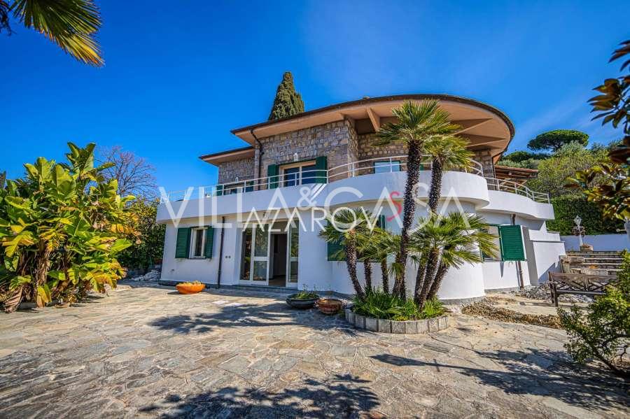 Villa in Bordighera met panoramisch uitzicht op zee en Monaco.