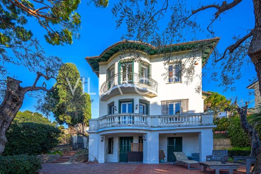 Een Engelse villa in Bordighera wordt te koop aangeboden.