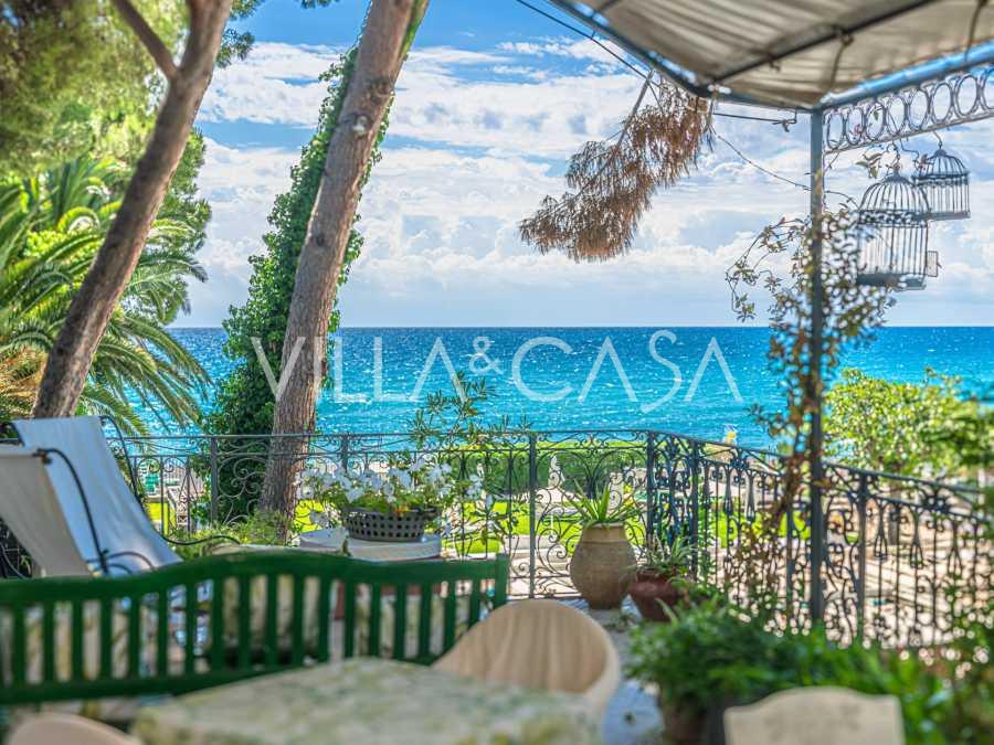 Luxe villa met toegang tot het strand in Diano Marina.