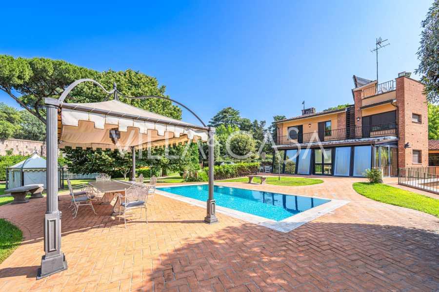 Villa met zwembad in een elegante wijk van Rome.
