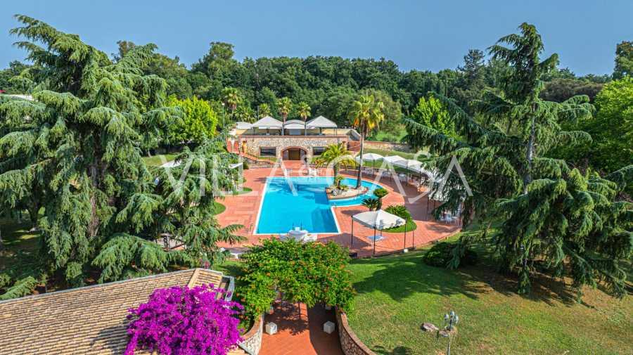 Luxe villa met zwembad en park in Latina.