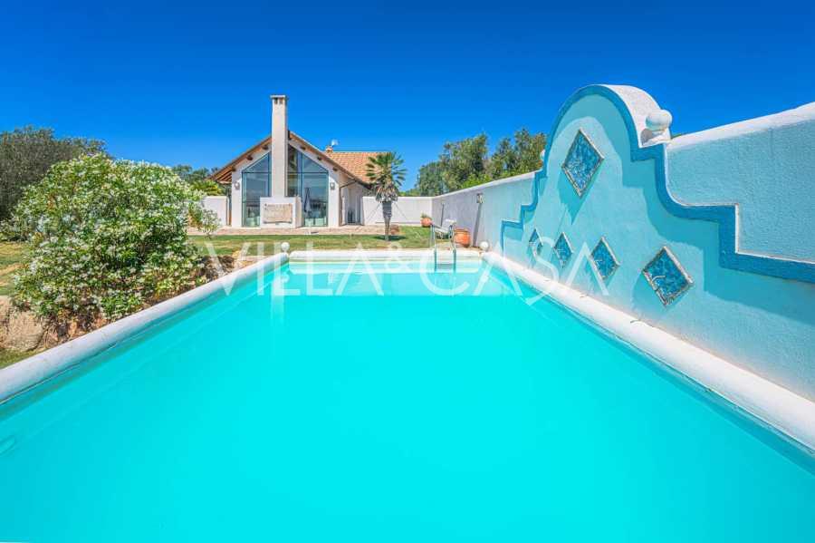 Villa met zwembad in moderne stijl op de grens van Lazio en Toscane.
