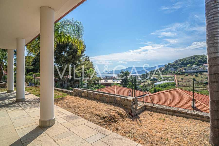 Moderna villa con vista mare a Bordighera.