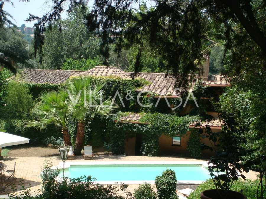 Historische villa te huur in een prestigieuze residentie in Rome.