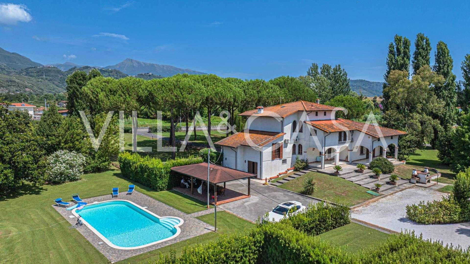 Villa met zwembad in Pietrasanta te koop