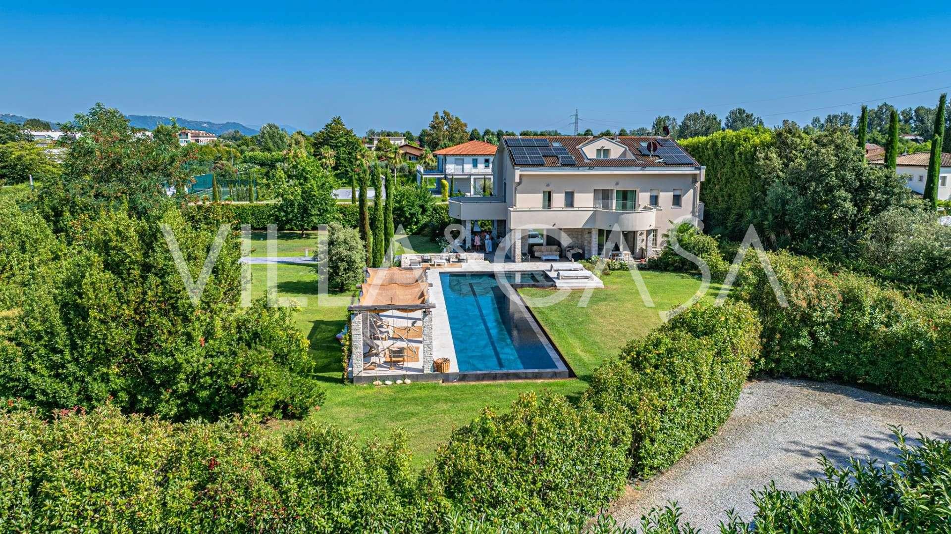 Villa met zwembad in Forte dei Marmi te koop