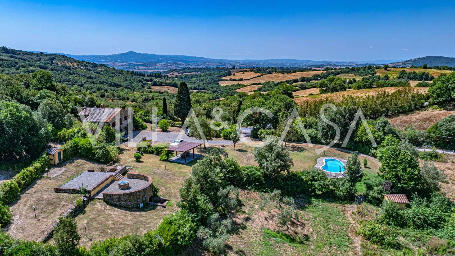 Te koop villa met zwembad en meer in Toscane