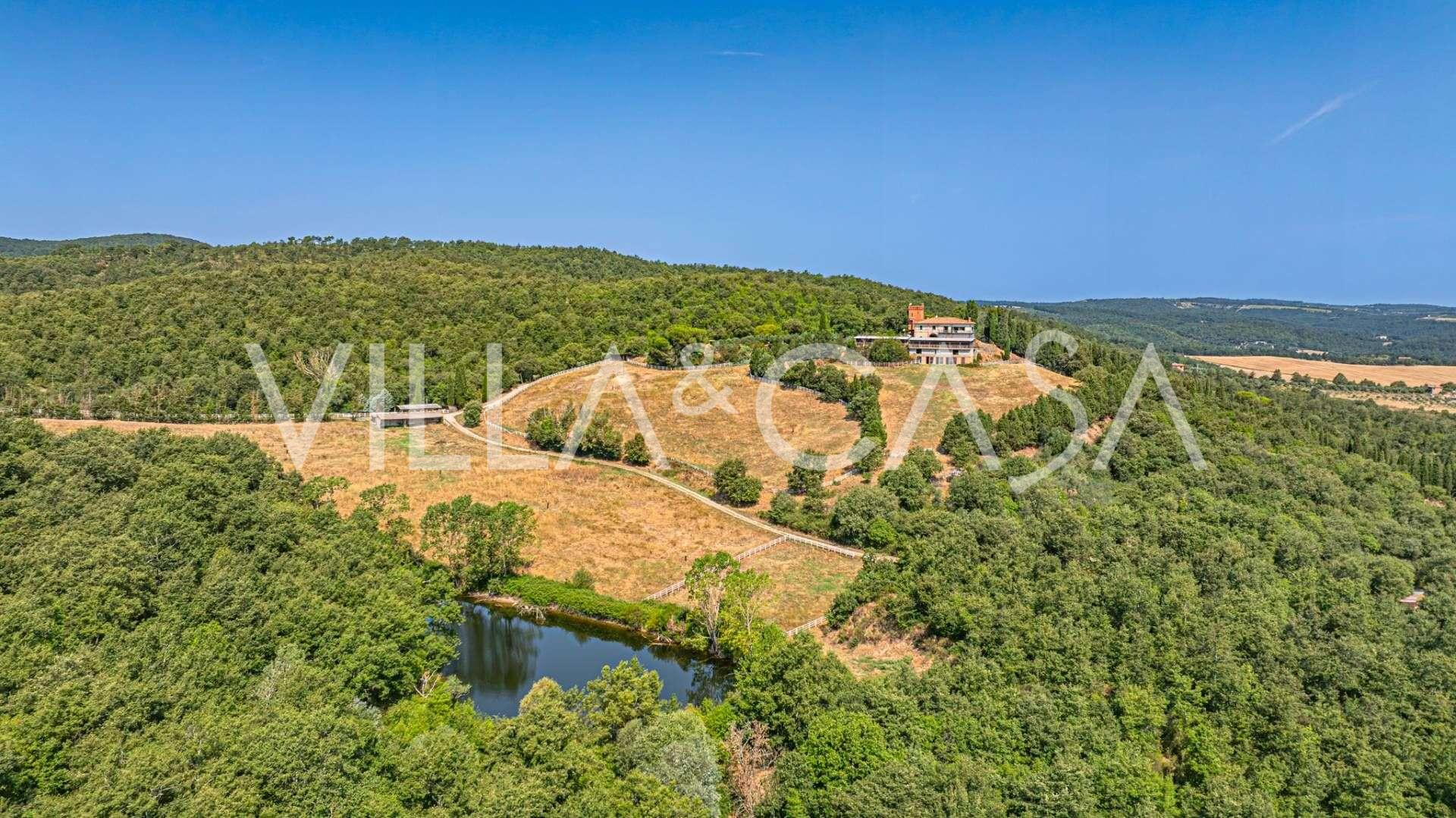 Te koop kasteel met paardencomplex en landgoed in Toscane