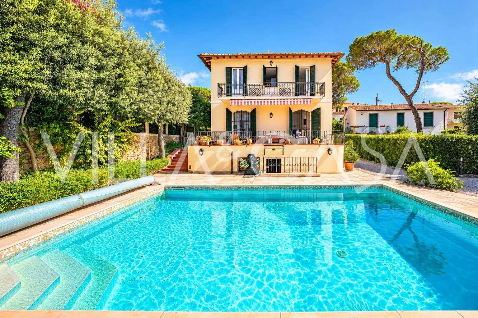Villa aan zee in Castiglioncello te koop