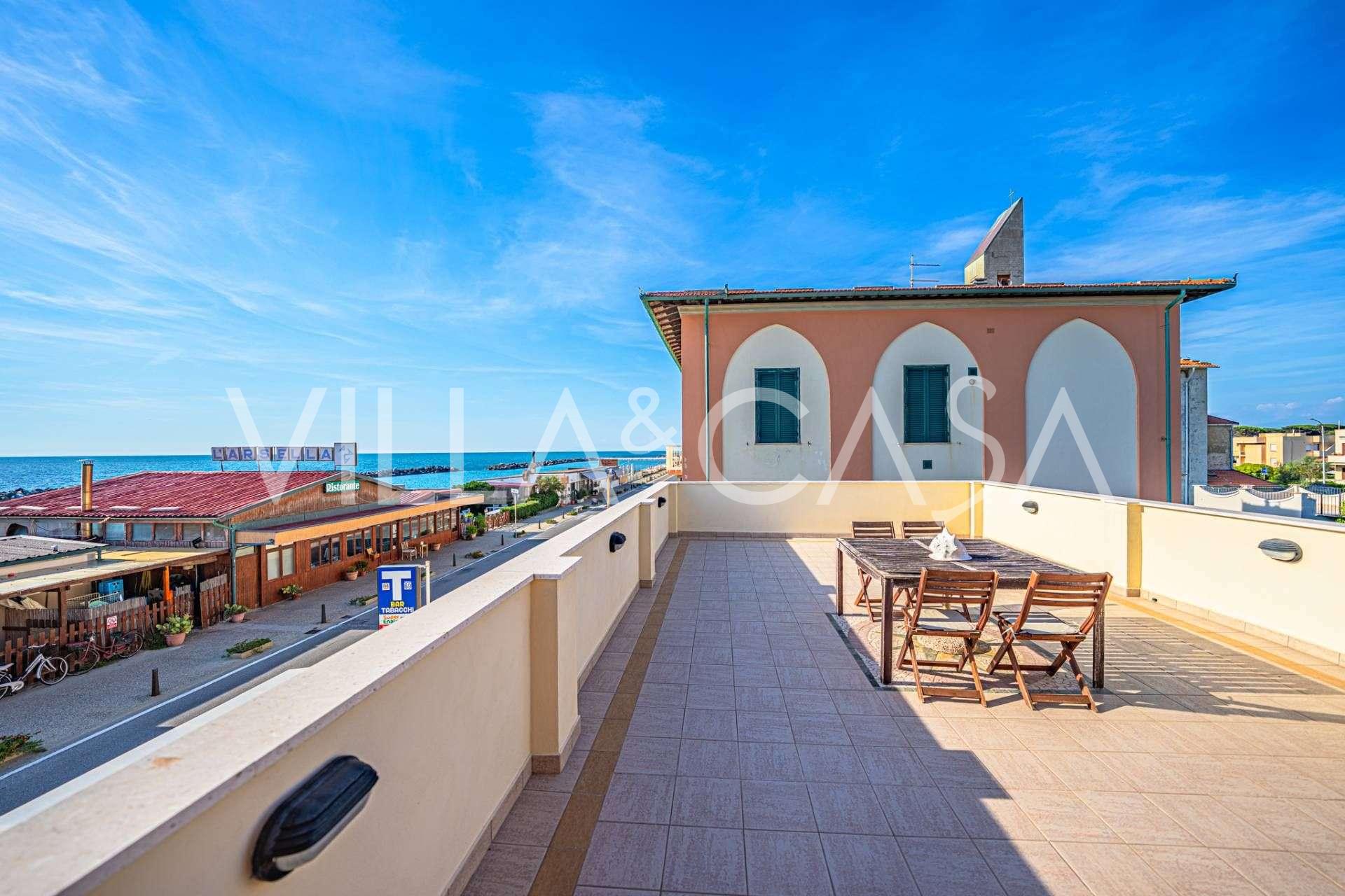 Historische villa te koop aan de eerste lijn van de zee in Marina di Pisa