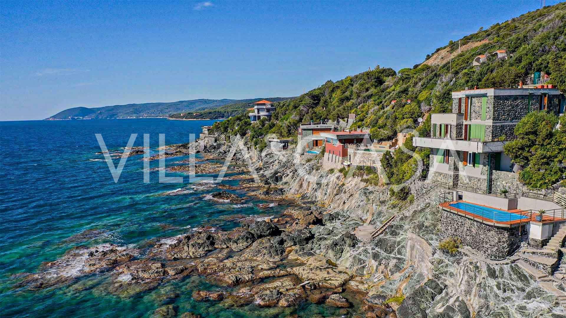 Prestigieuze villa met zwembad aan de kust van Castiglioncello te koop
