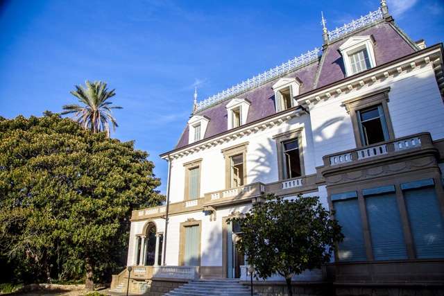 Villa aan zee in San Remo met een historische uitstraling.