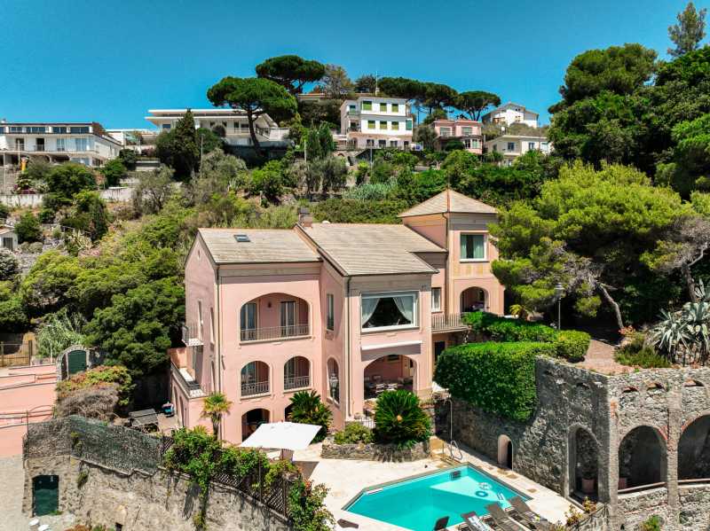 Villa in vendita sulla prima linea costiera in Liguria.