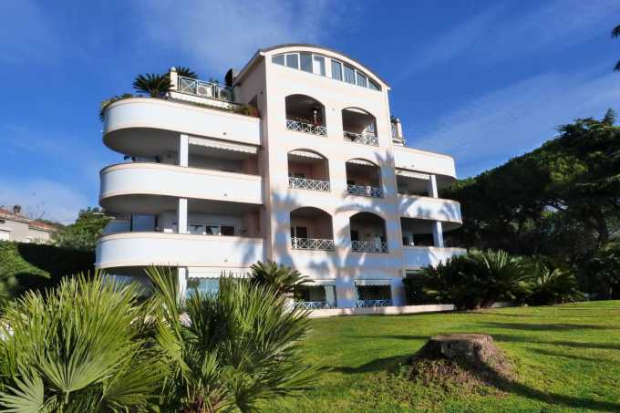 Appartement met uitzicht op zee in een villa in Sanremo.