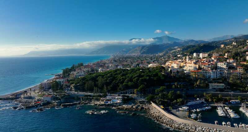 Twee verdiepingen tellend huis met tuin in Bordighera.