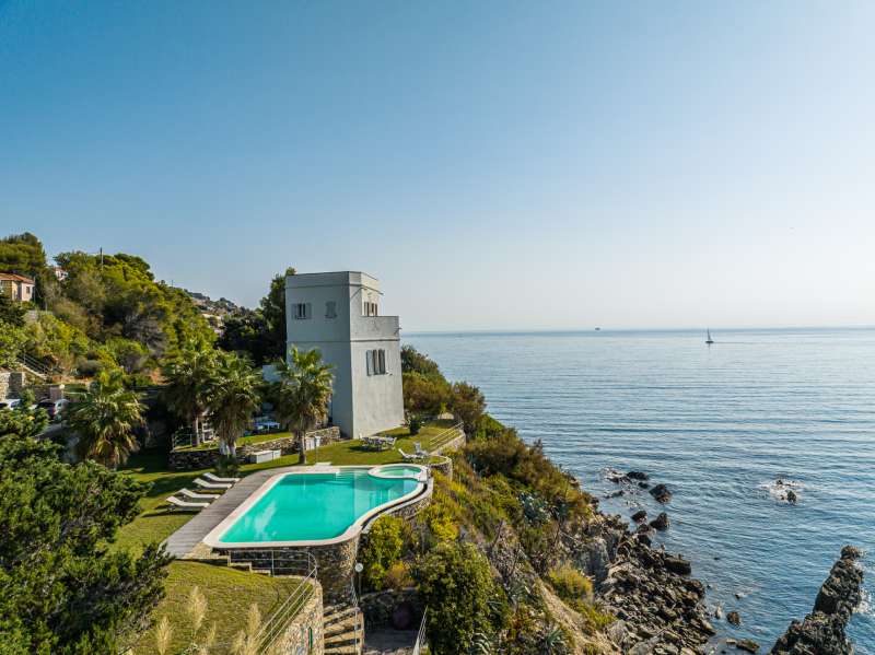 Ligurië: villa met eigen strand