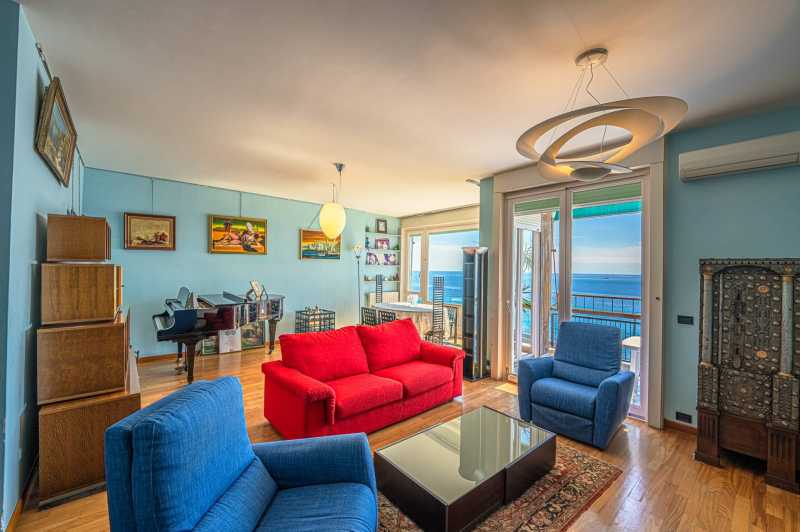 Een appartement met twee verdiepingen met uitzicht op zee in Sanremo.