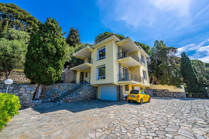 In Bordighera een villa met uitzicht op zee.