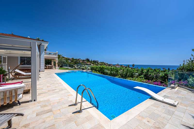 Luxe villa van 400 m2 in San Remo.