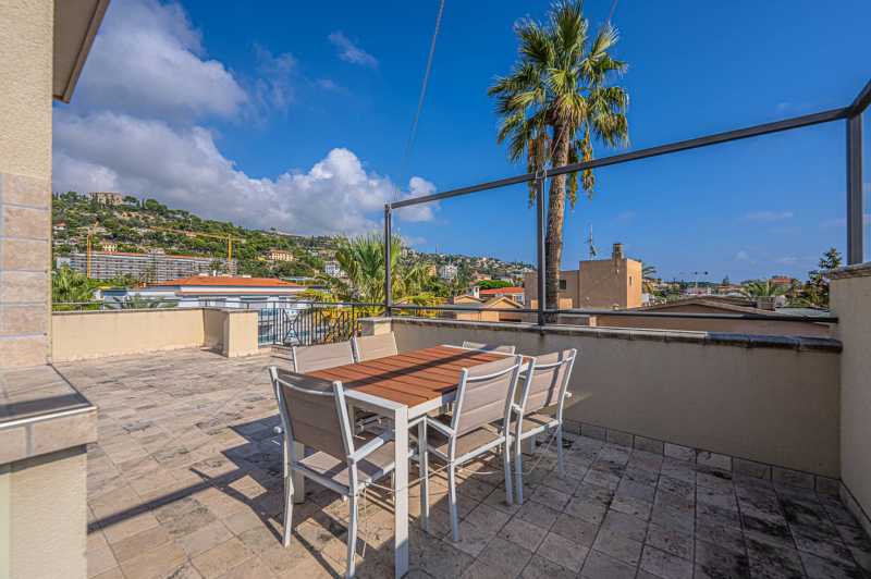 Een penthouse in een nieuw complex in Bordighera is te koop.