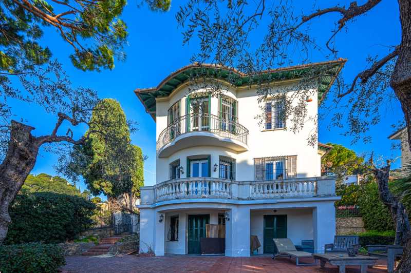 Een Engelse villa in Bordighera wordt te koop aangeboden.