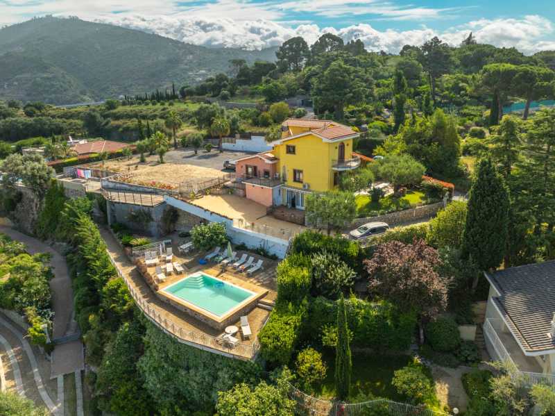 Huis in Bordighera met panoramisch uitzicht op Monaco.