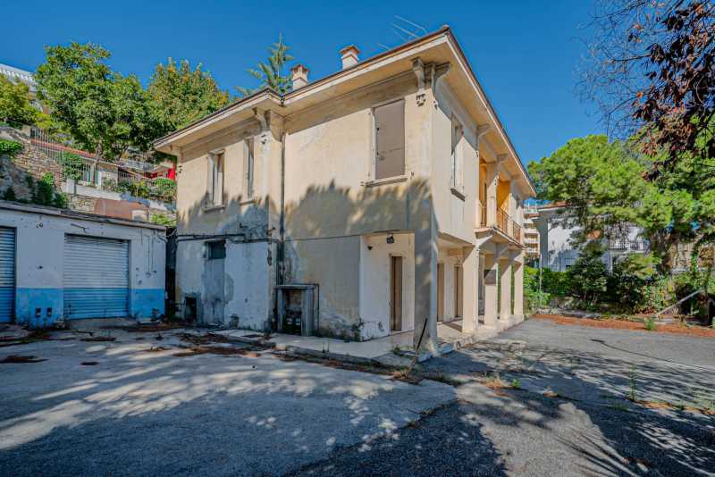 Huis in Sanremo voor renovatie.