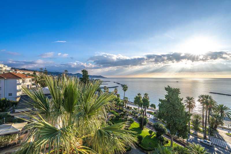 Appartement met drie kamers aan de eerste lijn in Sanremo.