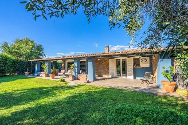 Nieuwe villa aan zee te koop in Pescia Romana.