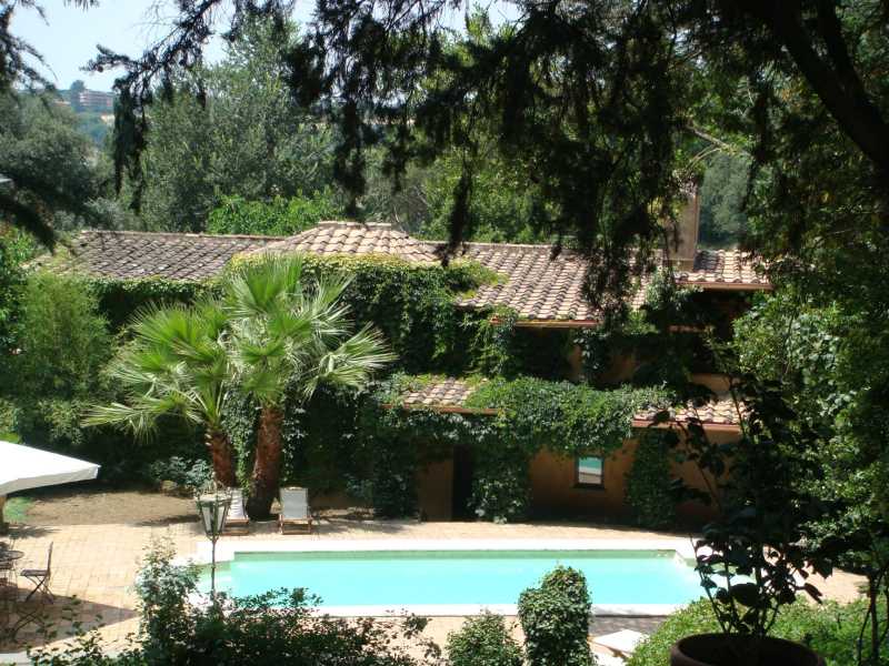 Historische villa te huur in een prestigieuze residentie in Rome.