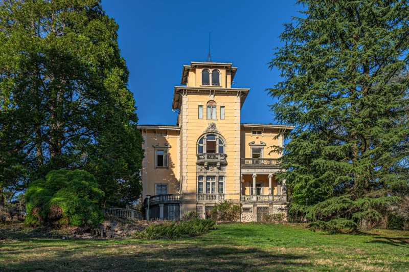 De villa van Carolina is luxueus en ligt vlakbij Zwitserland.