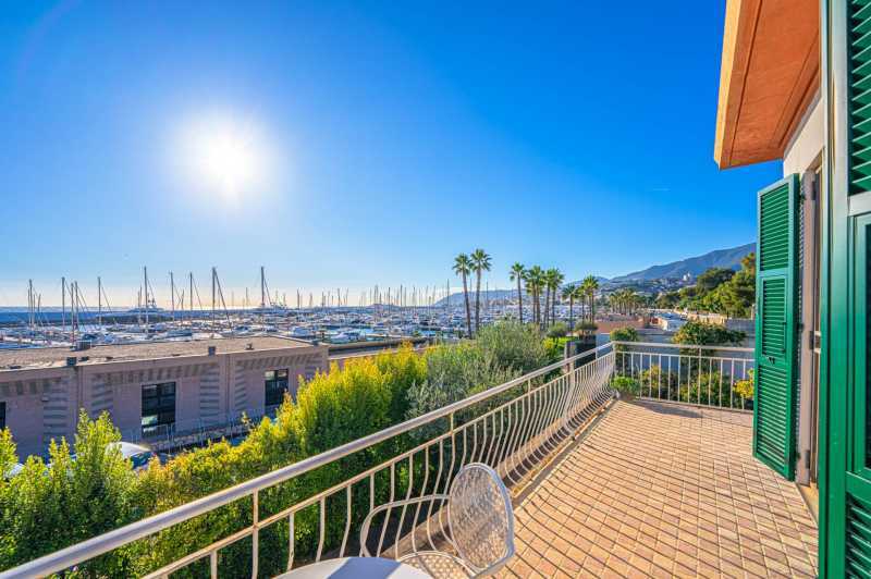 Te koop: een elegante villa aan zee in Sanremo.