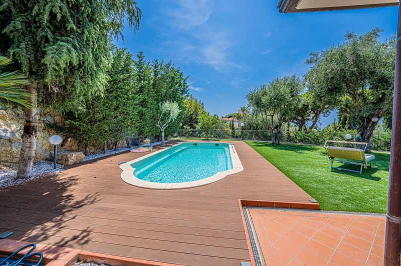 Huur een villa met uitzicht op zee in Bordighera.