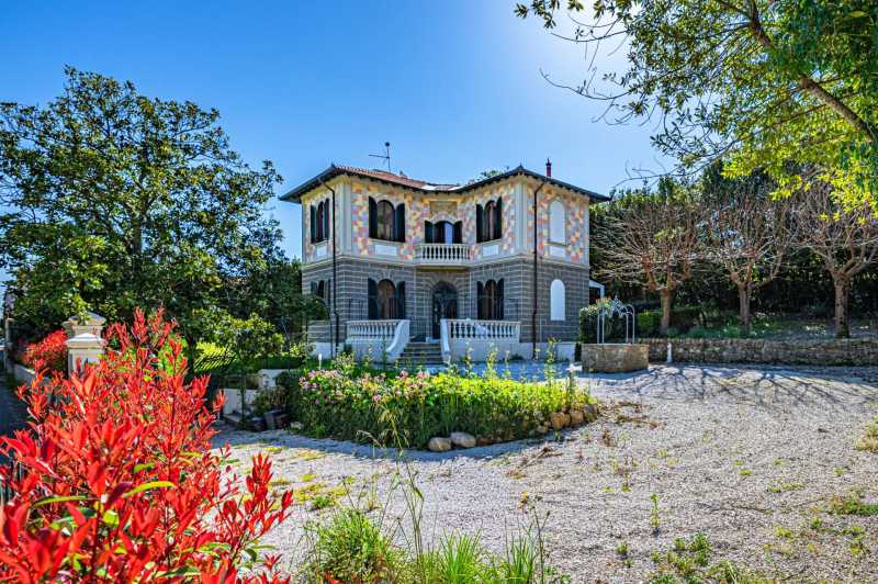 Villa met zwembad in Liberty-stijl in de buurt van Livorno