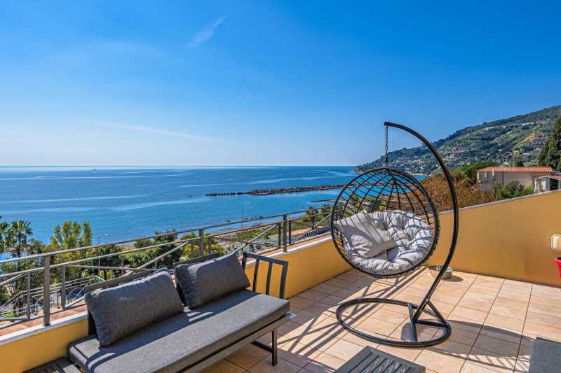 Te koop prachtige villa aan zee in Ospedaletti
