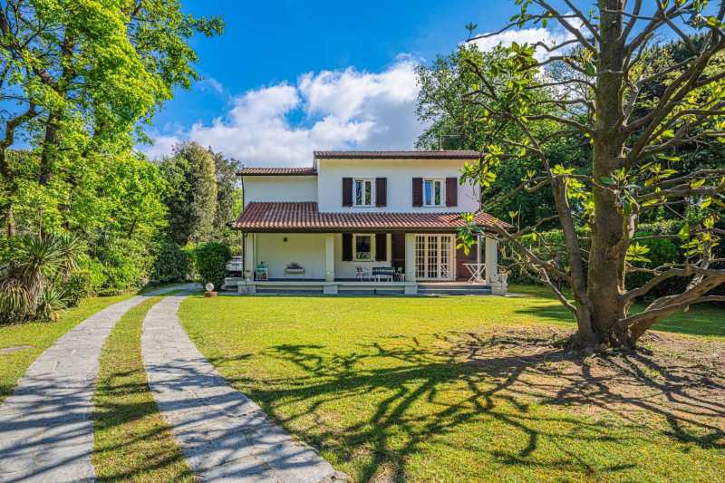 Te koop villa aan zee in Massa