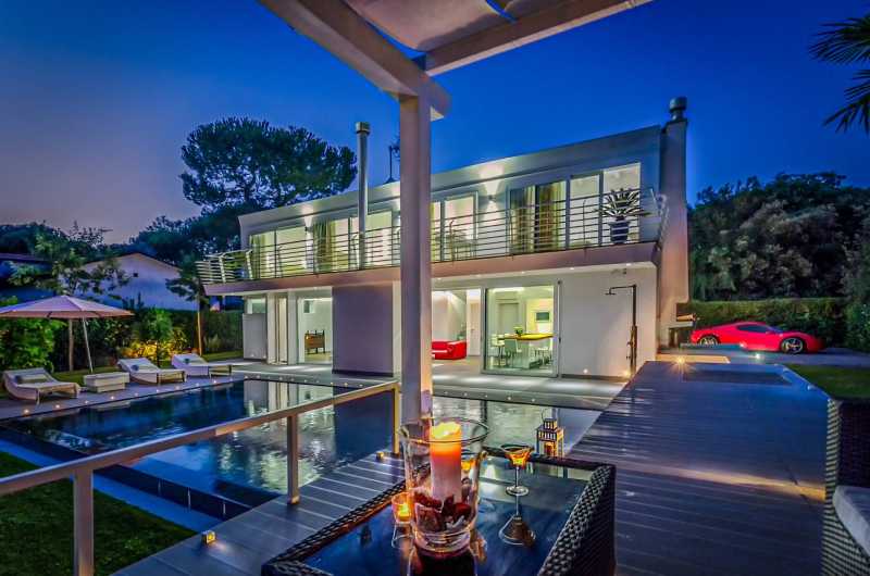 Te koop nieuwe villa aan de kust nabij Forte dei Marmi
