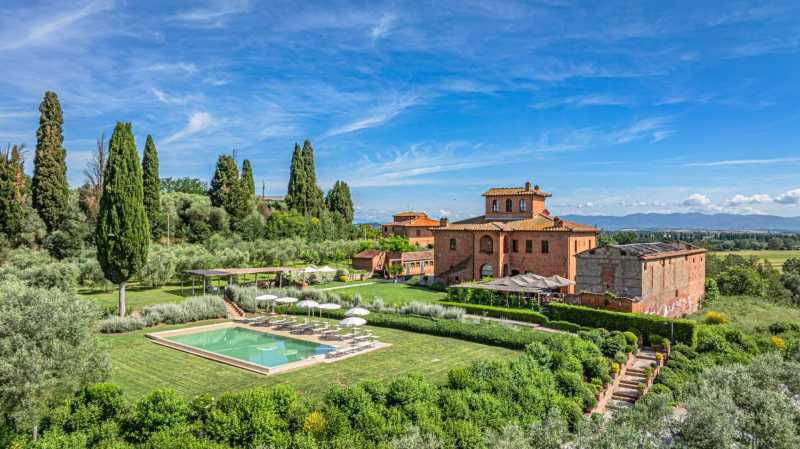 Te koop historische villa met zwembad nabij Siena