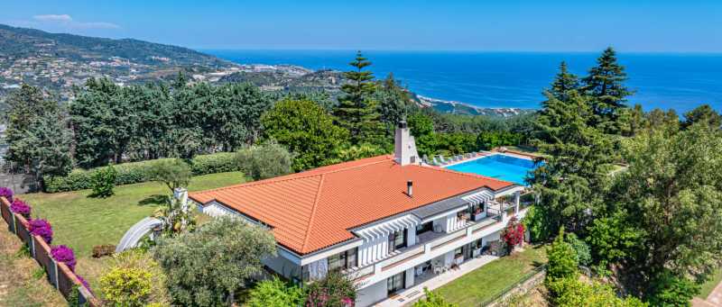 Koop woningen, herenhuizen en flats beschikbaar in Sanremo, Ligurië.