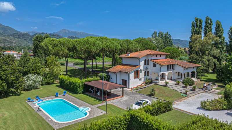 Villa met zwembad in Pietrasanta te koop